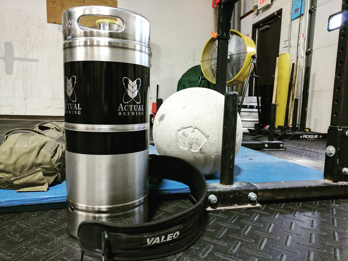 jannettiaaron's tweet image. Stones and kegs today. Life doesn't come in the form of a barbell. #oddobjects #strengthmatters #hardertokill #bettereveryday @EndeavorDCF
