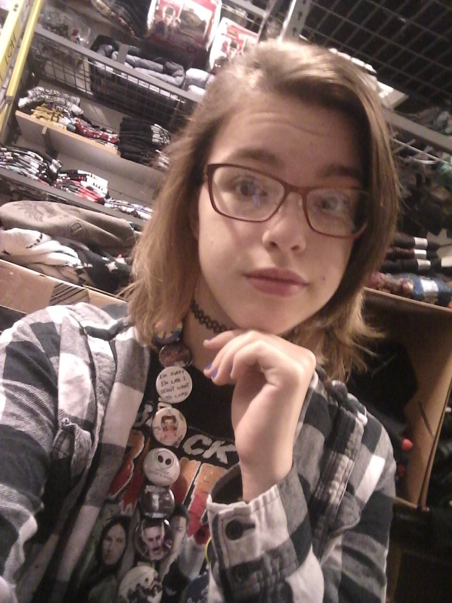 caussie99's tweet image. Another day another shift at hot topic. Havnt worn my @blackveilbrides shirt in so long. I miss that concert.