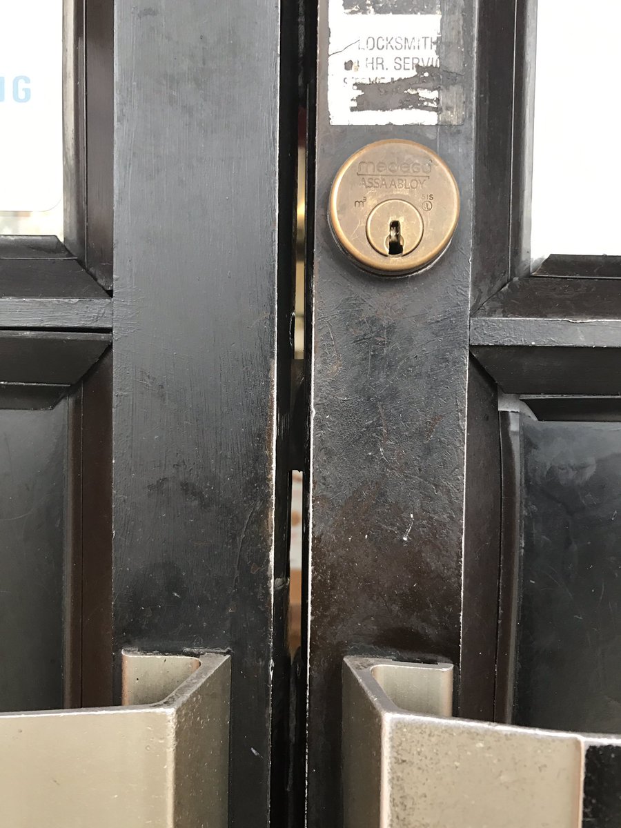 LatiNillionaire's tweet image. @kfc @tacobell #KFCTacoBell Had #MajorProblems! Closed when its suppose2B Open 10:38 opening! No original chicken &amp;amp; No sweet sauce tacos?