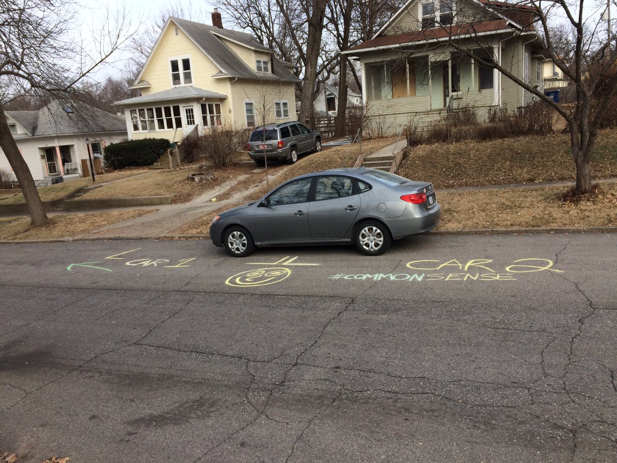 thebigworms56's tweet photo. Busy morning in the hood... #ParkingFail #ParkingLessons #CommonSense #Fucktards #Iowa #WhiteGirlProblems #515 🖕🏼🖕🏼😂😂🏁🏁 https://t.co/CEWY57rrW2