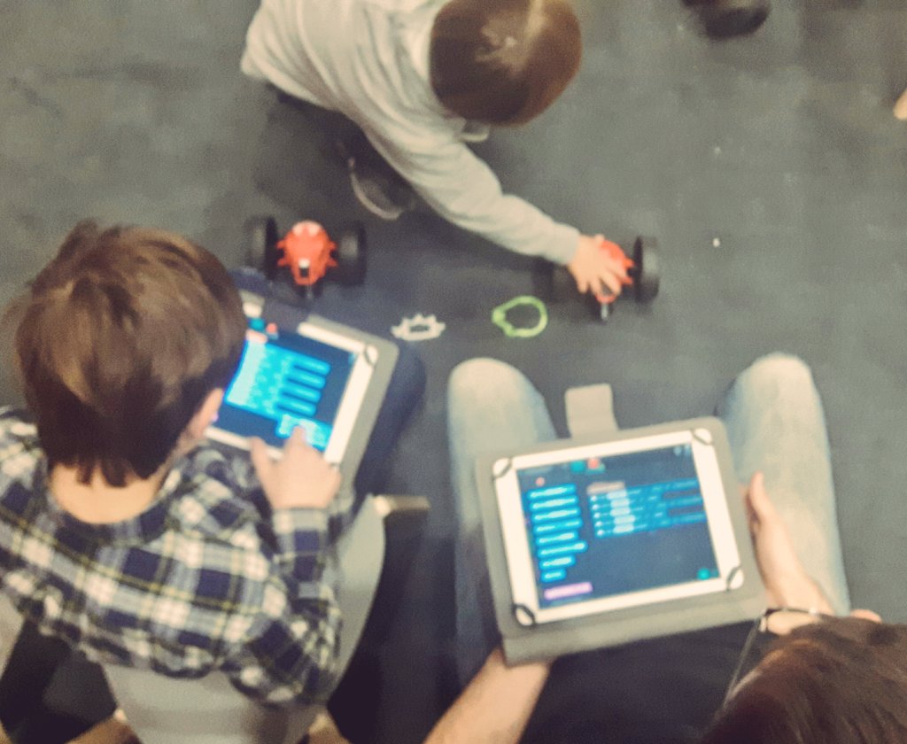 MagicNeuilly's tweet photo. 1, 2, 3 partez!! Tu codes ton parcours? @VilledeNeuilly chez @MagicMakersAt #drones #Coding #kids #Maker #jesuismaker https://t.co/I6MmSiybft