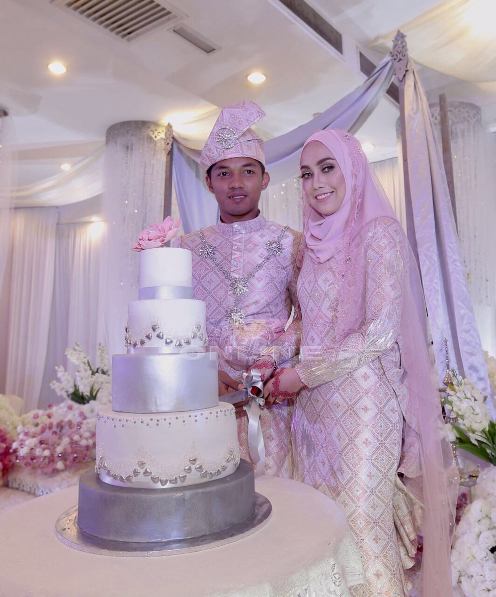 BuletinTV3's tweet photo. Pasangan pengantin baharu Mia Ahmad dan Mohd Izham Tarmizi diraikan pada majlis Resepsi di Taiping Golf and Country Club, Perak.
Foto : BBX https://t.co/MMRQXAyRur