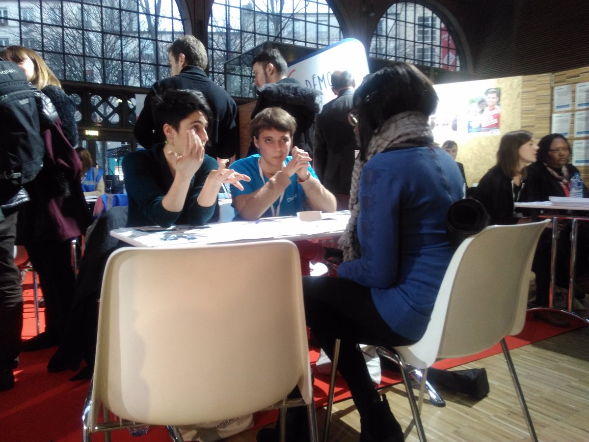 PIMMSdeParis's tweet photo. De nombreux jeunes intéressés par #CIVIGAZ au speed meeting du @ServiceCivique à @LaFrancesengage #PIMMS #FaceParis https://t.co/RZOfEUCMbZ
