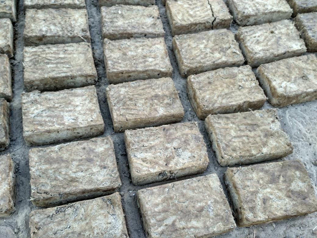 ElinaRollan's tweet photo. Mudbrick of all sizes drying and being made today in Ernetta Island. #mudbrick #amarawest https://t.co/cD9YHBnUiy