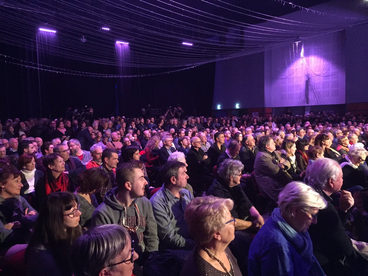 J'accueille <a href="/manuelvalls/">Moi yé mapel</a> à #Tournefeuille dans une salle bondée. Plus de tergiversations : il est l'homme d'Etat dont la France a besoin !