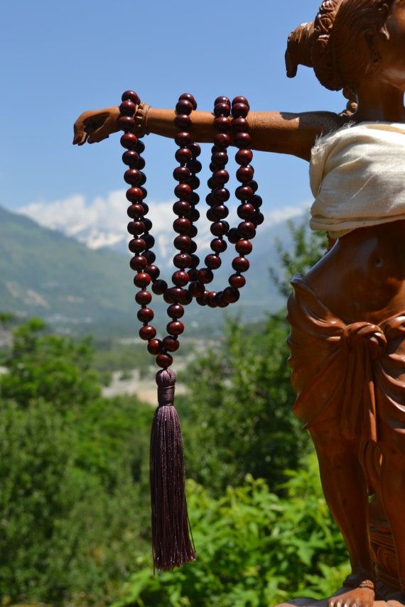 LucidPractice's tweet photo. Blog post: MALA BEADS! What they are &amp; how to incorporate them in practice: https://t.co/AwFXlBvtwx https://t.co/VAJaIeaE0s