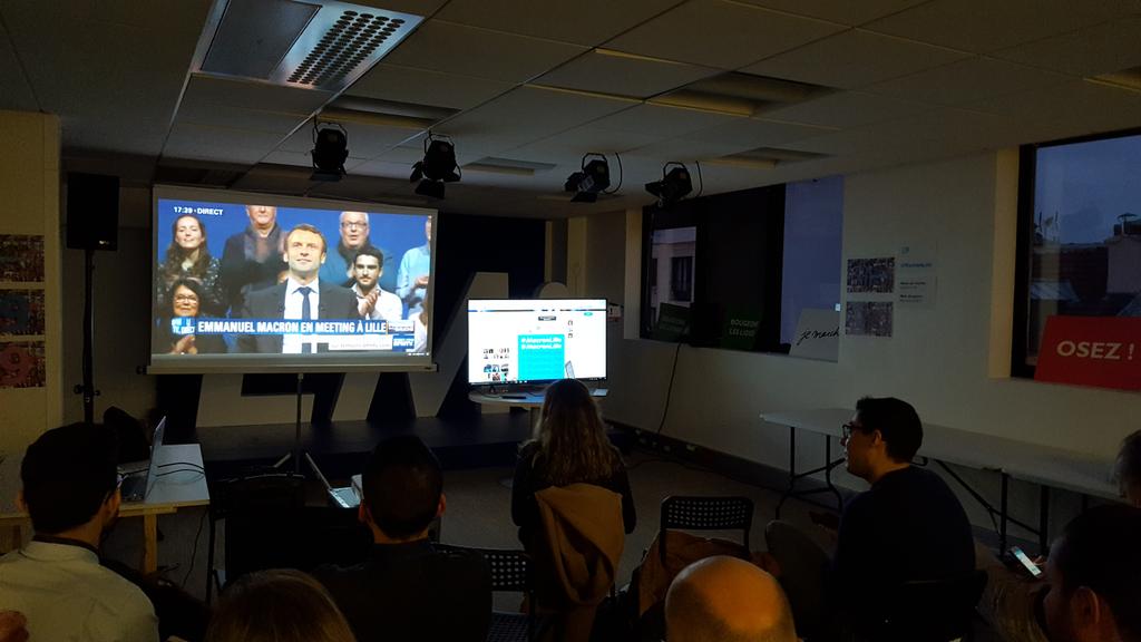 dcarbonnelle's tweet photo. #emmanuelmacron arrive au meeting #MacronLille #enmarche après haie de 400 helpers en direct du QG #EnMarche https://t.co/bRFFKjQISO