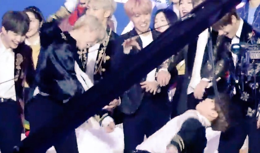 jeonjks99's tweet photo. Yes jeon๐ฅ๐ฅโค๏ธ they really know how to have fun!! Truly gold๐โจ #jungkook #goldendiskawards #bts #btsreact #rainism https://t.co/tXTlsyctn1