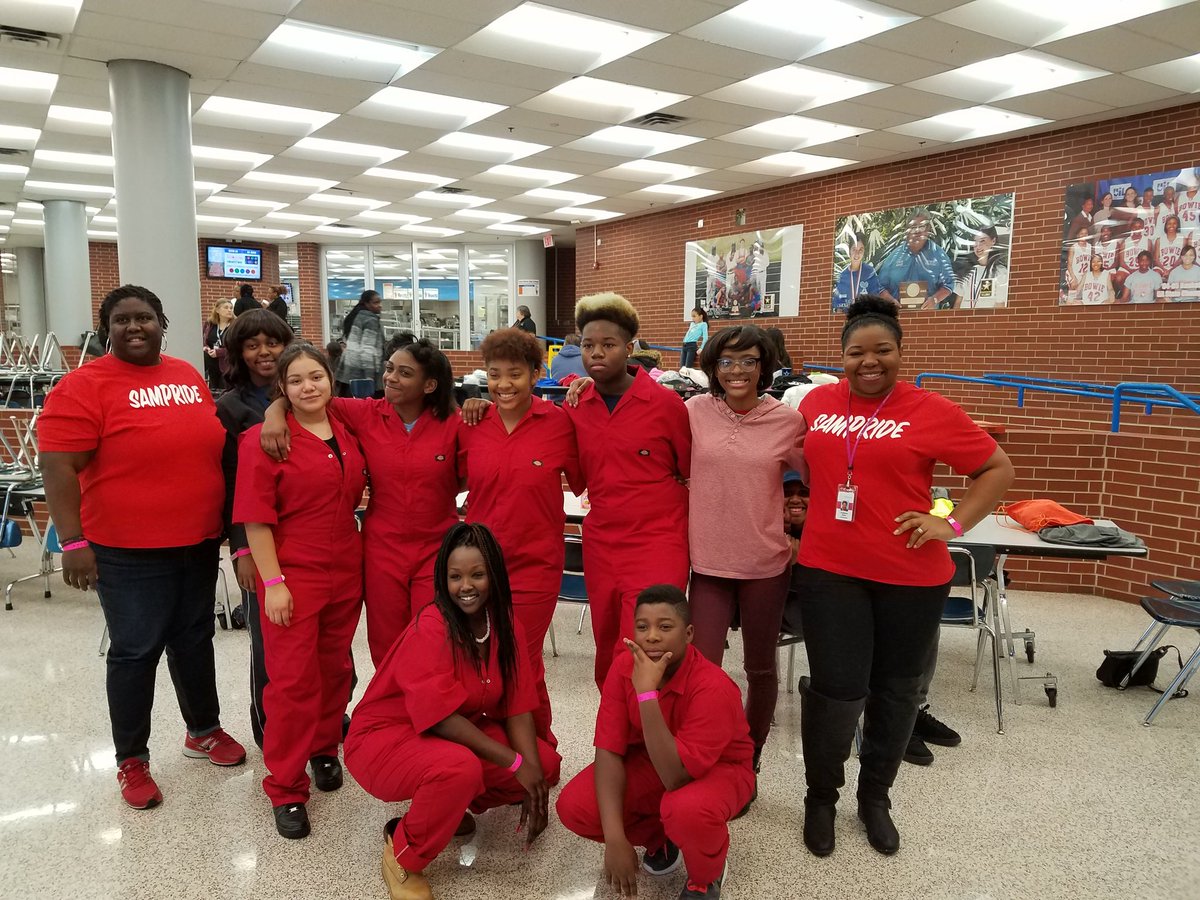 missplair's tweet photo. @shhsgammanu is ready to show our at our first step show! #Texans #bootslaced @SamHoustonHS https://t.co/SLlUKerqNl