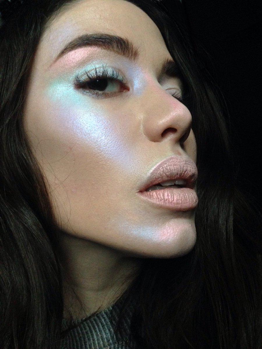carmenjeanmua's tweet photo. @KATVONDbeauty @thekatvond #alchemistpalette #alchemist #palette #holographic #rainbow #highlight #makeup #artist #makeupartist #mua https://t.co/EWPKugYn1t