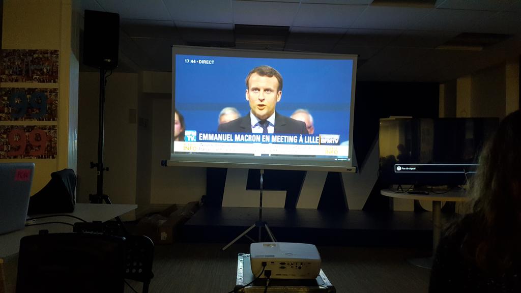 dcarbonnelle's tweet photo. #MacronLille dans meeting #enmarche journaliste demande pour qui vote: moitié ont voté à gauche, moitié à droite https://t.co/SwBJ4zHycd