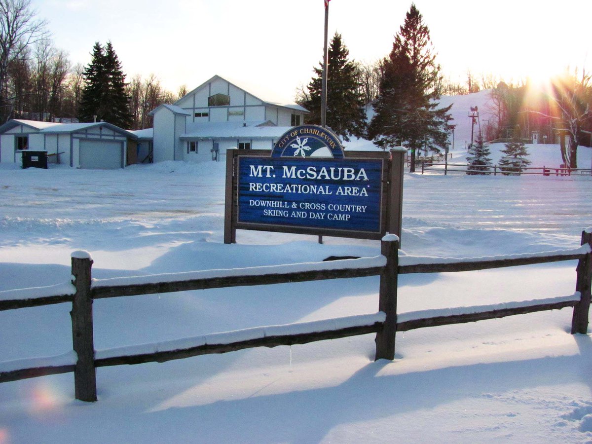 TravelPickBags's tweet photo. It's winter, that's for sure! A vacation is on order, but WHERE? How about  lake view skiing?  #MtMcSauba #Michigan
https://t.co/alcZTH8gjF https://t.co/b4zVBMDYpr