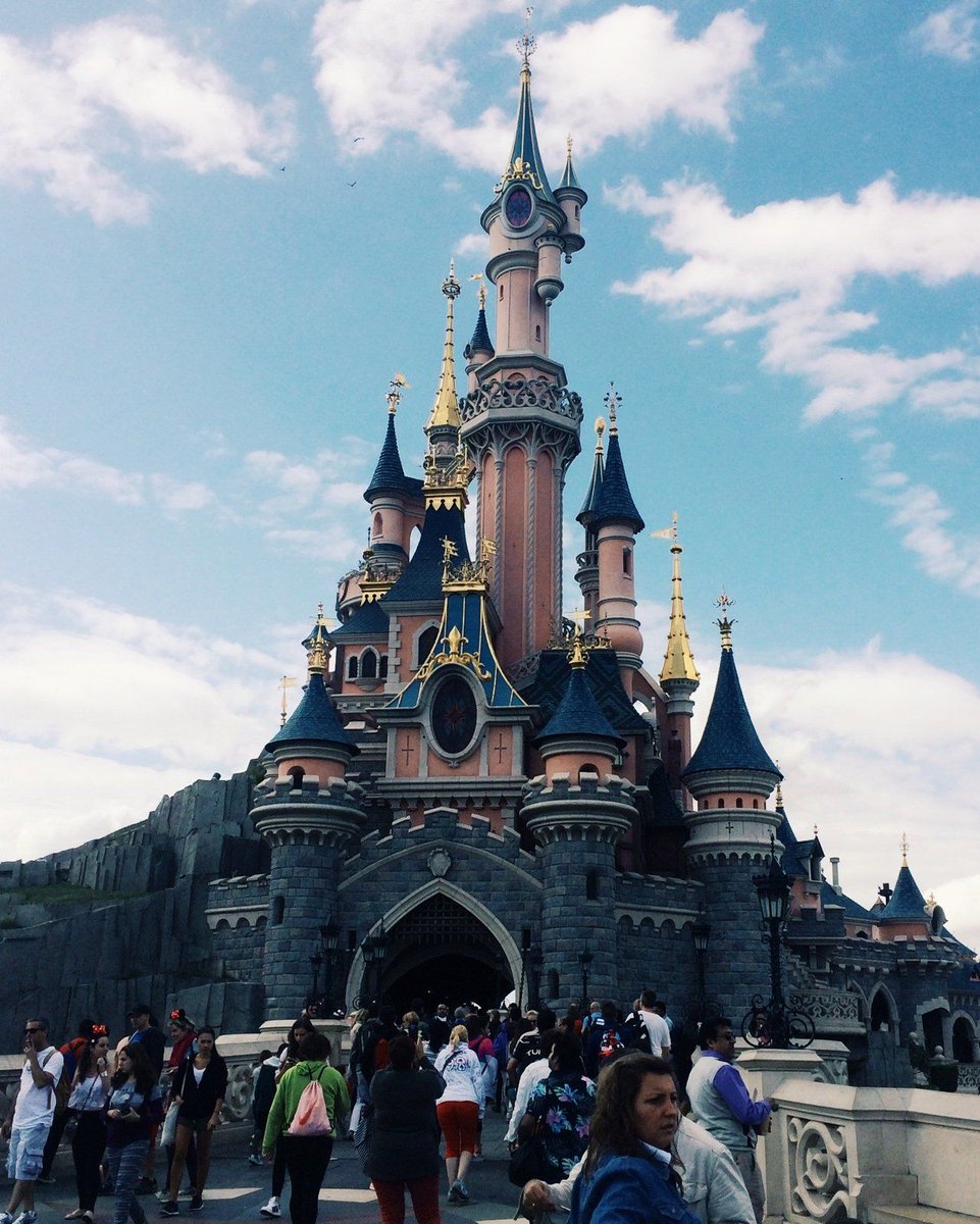 ViajaEnElMundo's tweet photo. Disneyland 😍 https://t.co/t9MnVBAyw4
