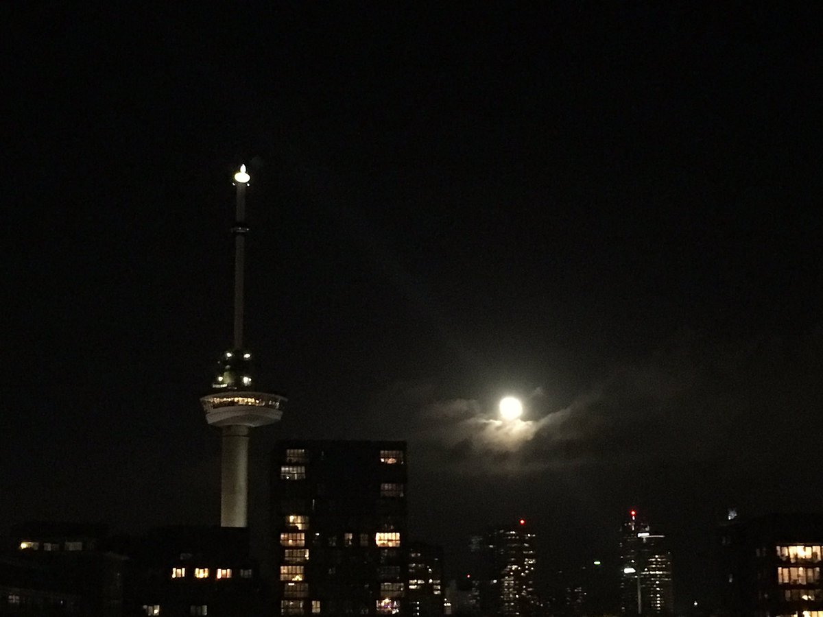 Nooit ver weg. #rotterdam #euromast #vollemaan #stroomrotterdam #rooftopparty