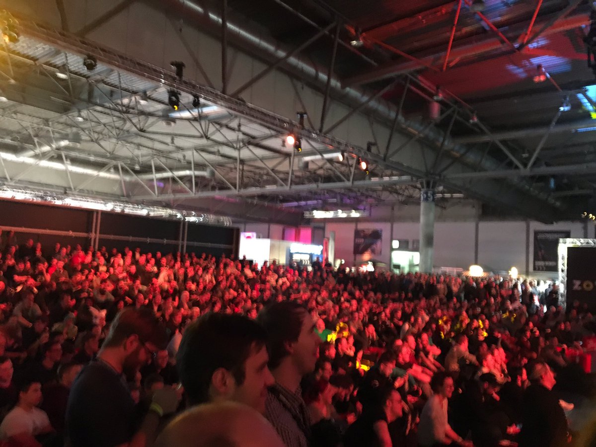 xmg_gg's tweet photo. #DHDE17 Cosplay Contest startet gleich. Die Crowd wartet. https://t.co/ywwhvHAdfY