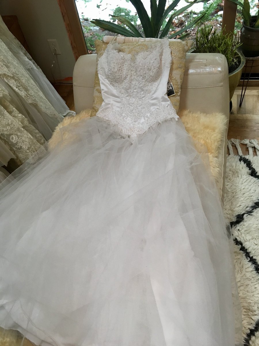Urchin_Design's tweet photo. Just one of the #bespoke Urchin gowns available during the New Year’s sale. @OregonBride #pdx #bridalgown #oregonbride https://t.co/MzDzHN0CID