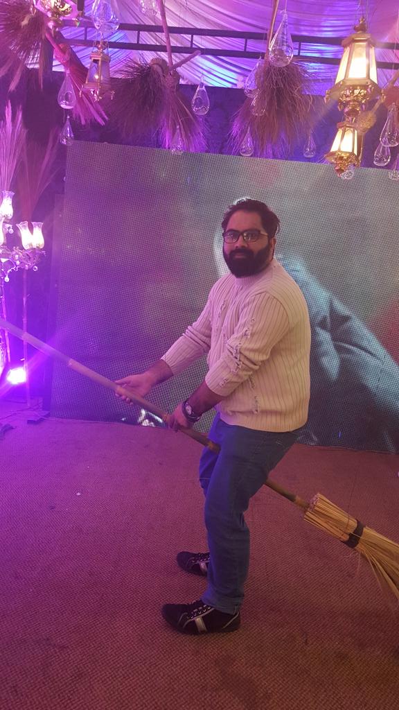 zainwain's tweet photo. Ready for #quiddtich.. This at Ultimate comic con was good. #UCCKhi #uccpk #Harrypotter #Harrypotterfan #quiddtich #Broom https://t.co/Bw0IL8Vt8f