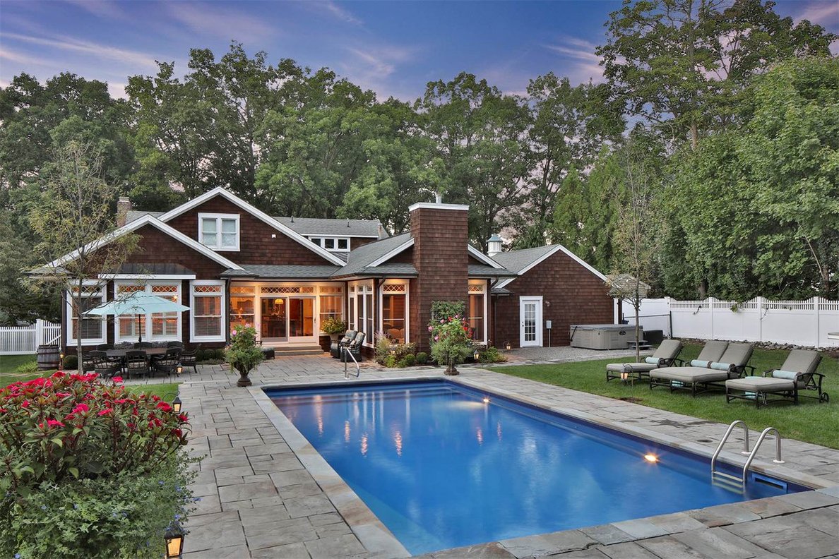 Extraordinary Property of  the Day: Picturesque Cape-style Home in Toms River, New Jersey s.sir.com/2hXgwks