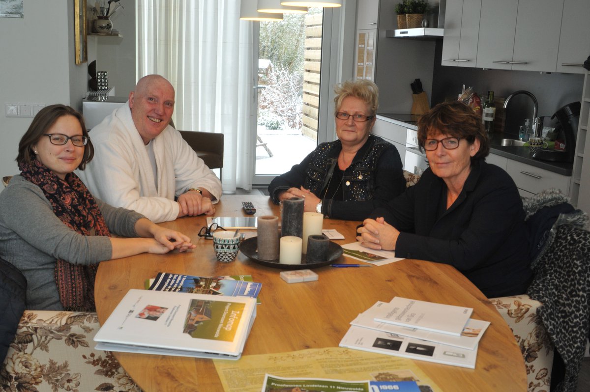 Groningerhuis's tweet photo. @Laurakassandra van @gemeenteoldambt en @HildevanRee in #Nieuwolda in gesprek met @deburgemeester en zijn vrouw #evaluatie #proefwonen. https://t.co/eiCgfiJfqB