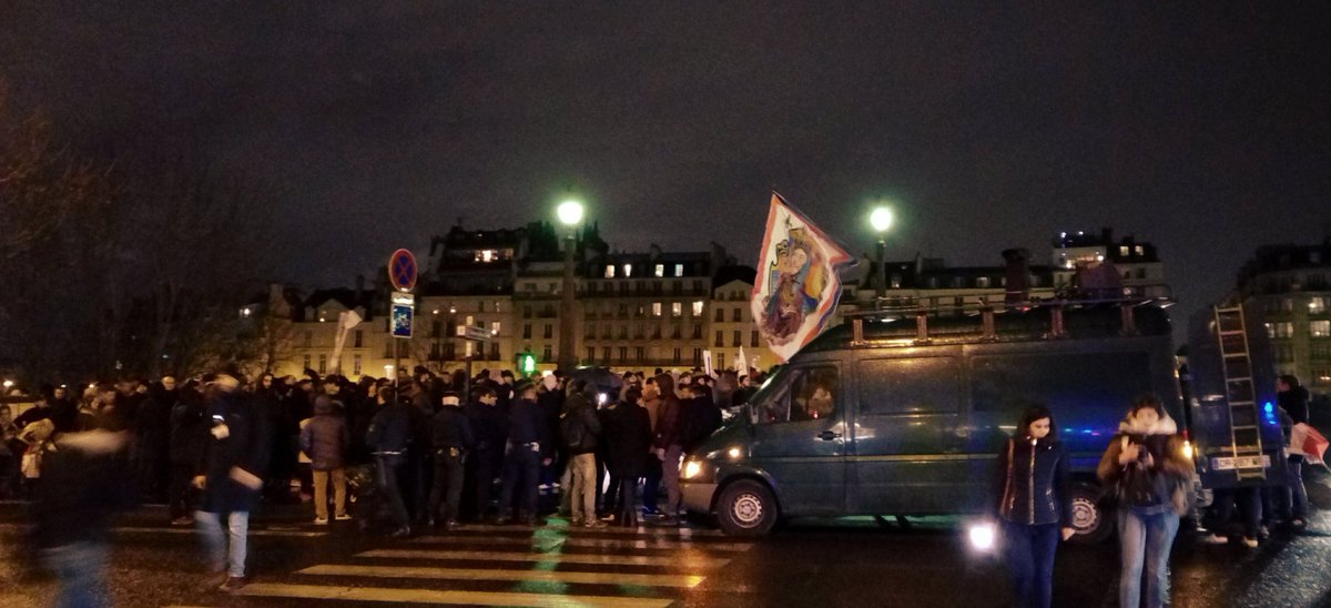 ParisFierte's tweet photo. Énormément de monde pour cette #JFP2017 et la marche en l'honneur de #SainteGenevieve patronne de Paris. #ParisEstPatrie https://t.co/b6tIjaSreg