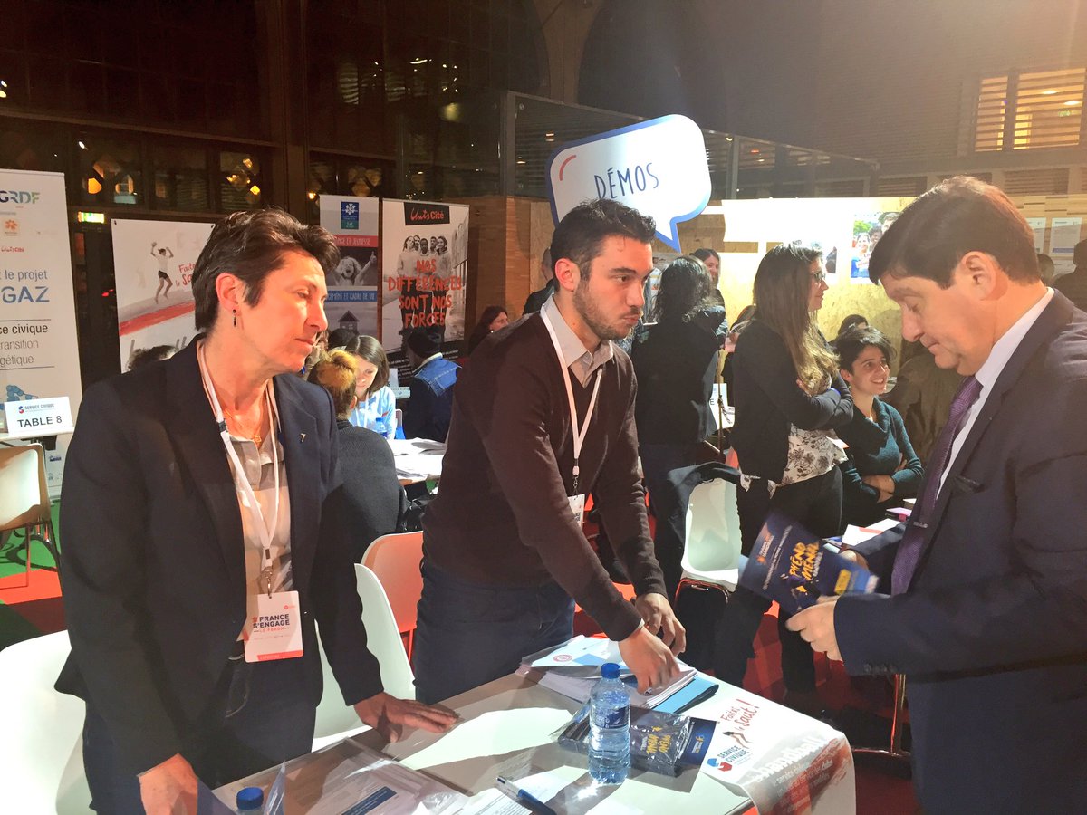 PatrickKanner's tweet photo. De passage au speed-meeting du @ServiceCivique : 10 organismes ont proposé 300 missions a des jeunes au #Forum2017 #LFSE. https://t.co/eU1RopVR9D