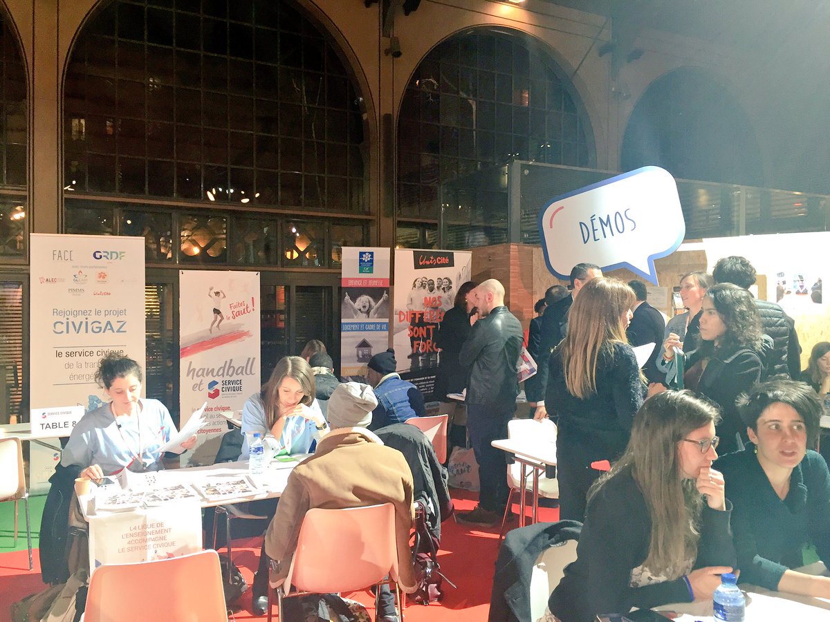 PatrickKanner's tweet photo. De passage au speed-meeting du @ServiceCivique : 10 organismes ont proposé 300 missions a des jeunes au #Forum2017 #LFSE. https://t.co/eU1RopVR9D