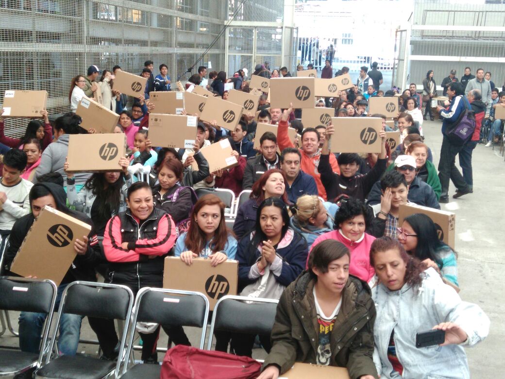 AlexPrepaSi's tweet photo. 2017 empezando el año con la entrega de equipos de cómputo !Preparate! Felicidades jóvenes. https://t.co/ekL6PPHiVm