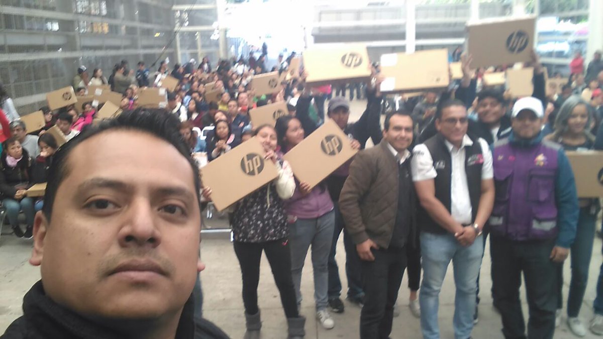 AlexPrepaSi's tweet photo. 2017 empezando el año con la entrega de equipos de cómputo !Preparate! Felicidades jóvenes. https://t.co/ekL6PPHiVm