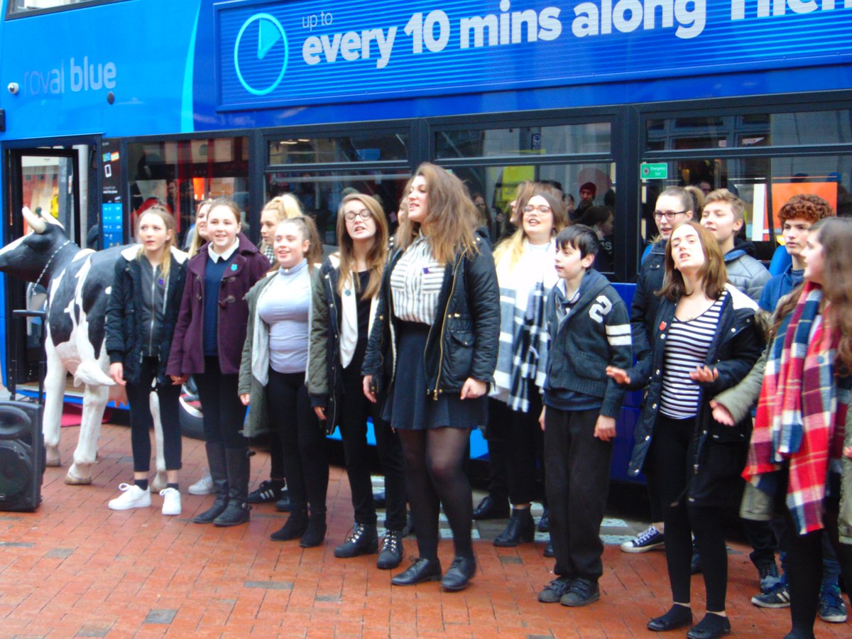 TRobinsonPAs's tweet image. Buses and cows! Reading Bus launch. Winning at singing #proudofjma #performingarts #itsreallycold @creativeJMA @EllenerLaura @JMAcademy1