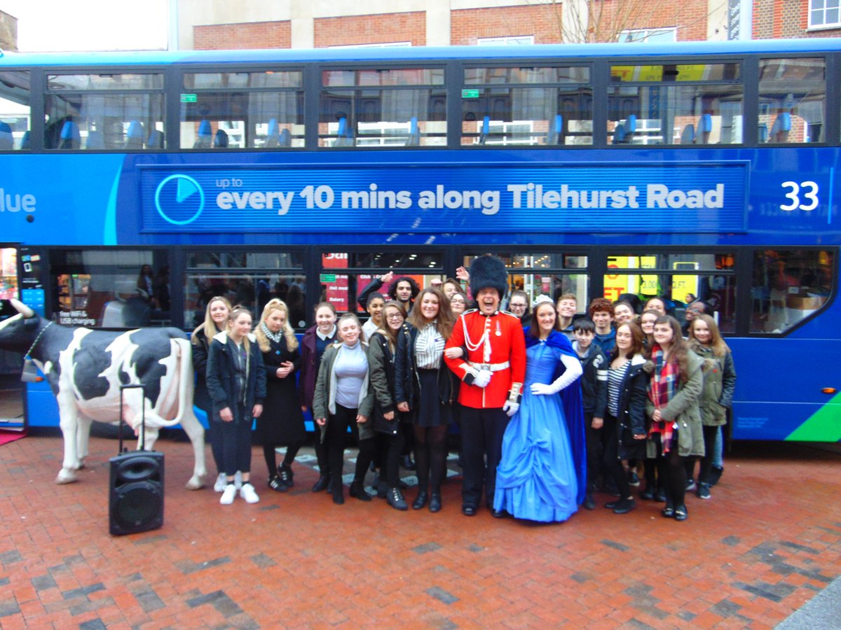 TRobinsonPAs's tweet image. Buses and cows! Reading Bus launch. Winning at singing #proudofjma #performingarts #itsreallycold @creativeJMA @EllenerLaura @JMAcademy1