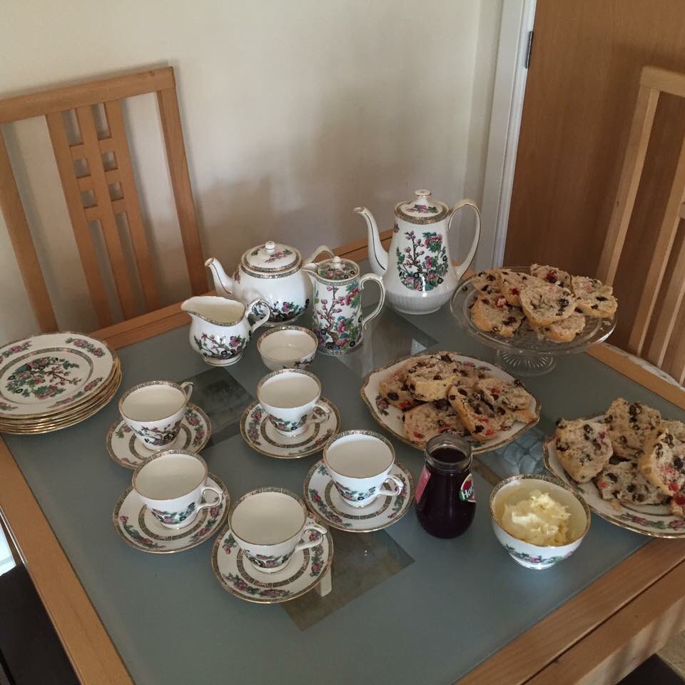 HelenYLife's tweet photo. Afternoon tea with the girls #vintage #teaset #scones #tea #qualitytime https://t.co/BEpjCCIy92