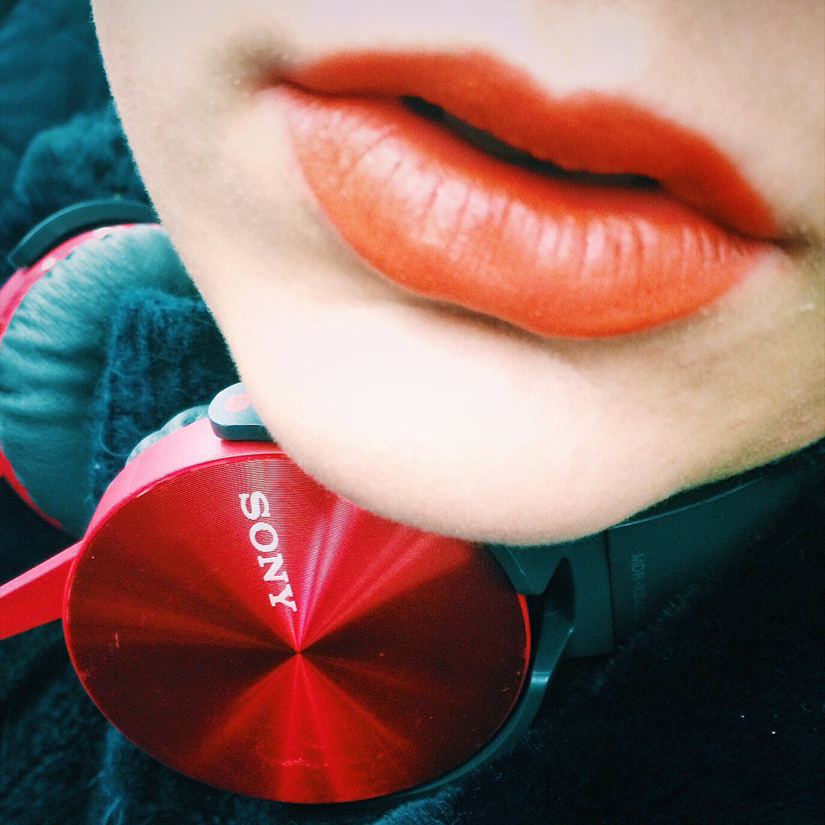 AlfHarris's tweet photo. Night out with @Sony #headphones #lipstick #red #lips #music #photographer https://t.co/IJDHqlBtey