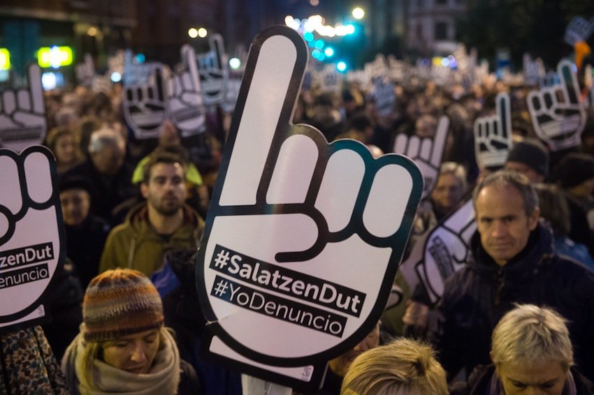 naiz_info's tweet photo. Un #YoDenuncio multitudinario en Bilbo por los derechos humanos, la resolución y la paz https://t.co/yTT8kn5ol4 #SalatzenDut https://t.co/L5MRQaCpuK