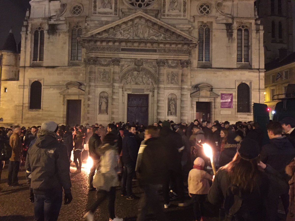 TVPatriotes's tweet photo. Beaucoup de monde pour #SainteGeneviève
#JFP2017 #Paris #DéfendonsParis
#tradition #enracinement #identité #nationalisme #FAF https://t.co/UhBNFaYiNv