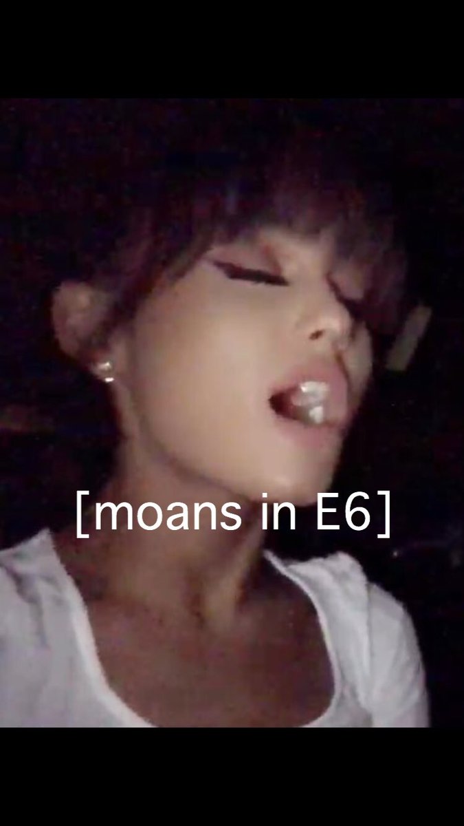 moonlightbih's tweet photo. @arianagrande *touch it comes on at dwt* https://t.co/7lUoAH7Mm4