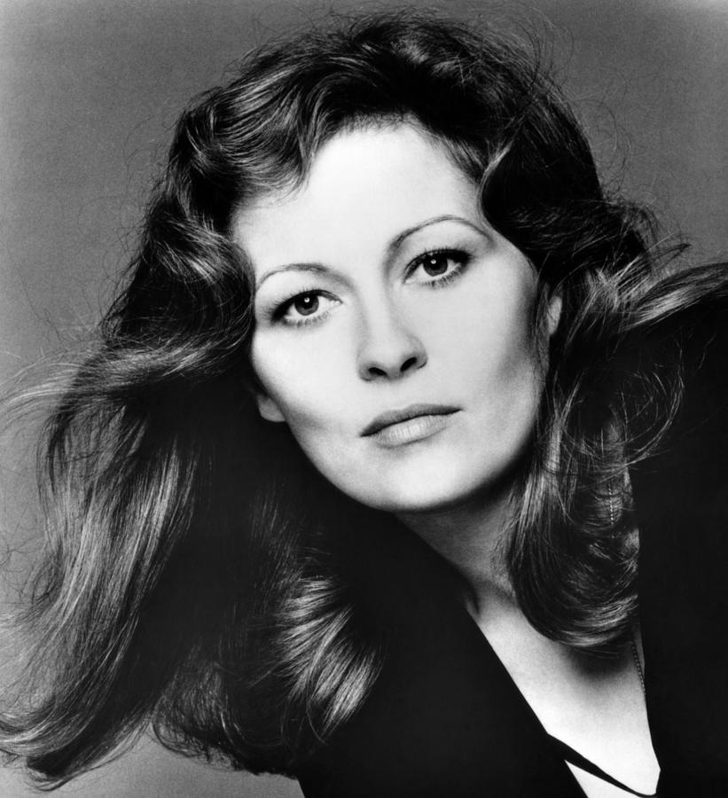 FELIZ CUMPLEAÑOS, FAYE DUNAWAY! / HAPPY BIRTHDAY, FAYE DUNAWAY! (76)  