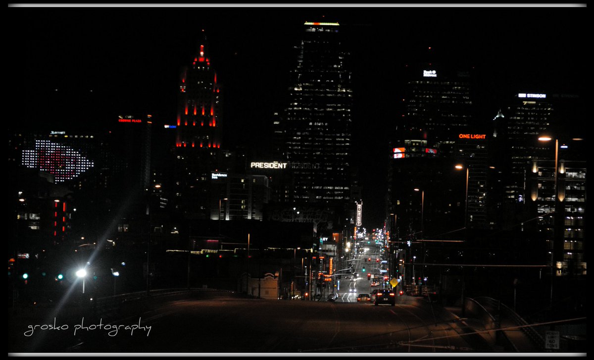 GroskoPhotos's tweet photo. Kansas city. @KCMO @Chiefs @KCStar @KCMODowntown #photography #NightPhotography #cityscape #kansascity #KansasCityChiefs https://t.co/qL0QjOkxQ0