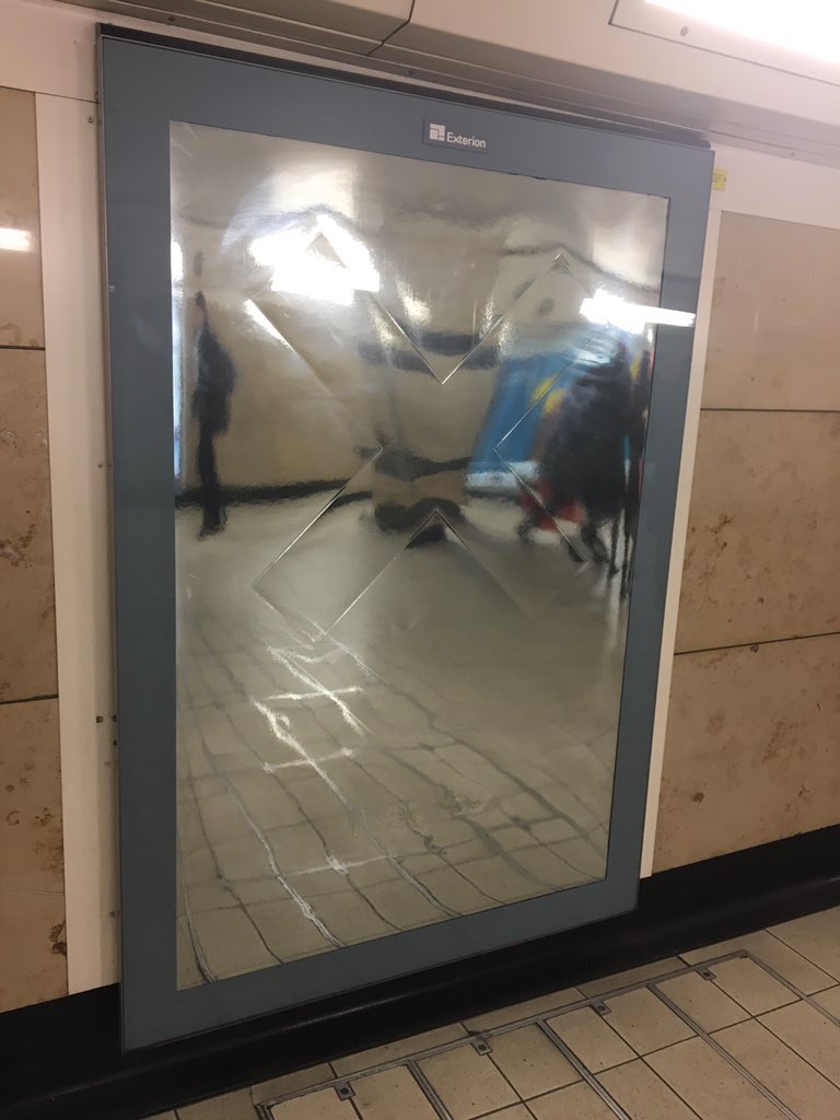 yhmw214's tweet photo. @yhmw214 have found this at #nightsbridge staion. #WeAreX ???
地下鉄ナイツブリッジ駅で発見。ん?これ、なあに? https://t.co/3NLEw3w7gI