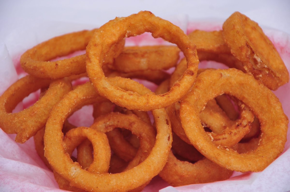 supersubbys's tweet image. Who can resist a basket of Fried Onion Rings that looks this deliciously golden? Mmm...mmm good! #everythingsbetterfried #startwithsubbys