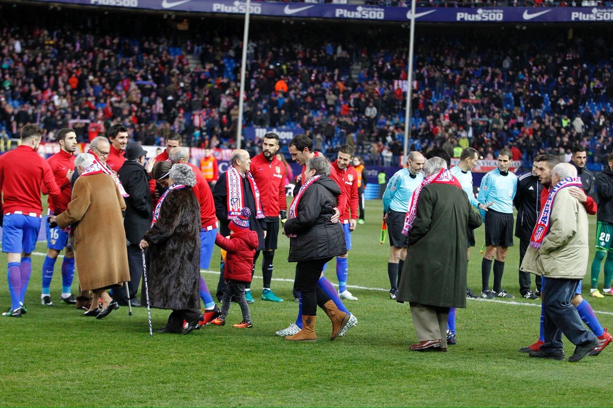 foot11com's tweet photo. Hier, les mascottes de l'Atletico Madrid n'étaient pas des enfants mais les abonnés ayant le plus d'ancienneté!

👏👴🏻
https://t.co/taQbMoAul0