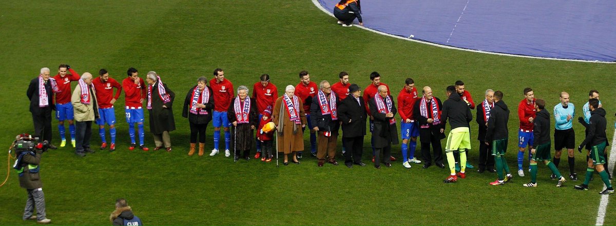foot11com's tweet photo. Hier, les mascottes de l'Atletico Madrid n'étaient pas des enfants mais les abonnés ayant le plus d'ancienneté!

👏👴🏻
https://t.co/taQbMoAul0