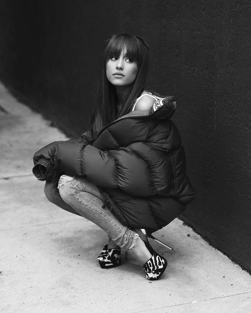 ARIANARICURA's tweet photo. Roses 🌹🌹🌹🌹. #SideToSide #BestMusicVideo #iHeartAwards https://t.co/K4a9odZbBw