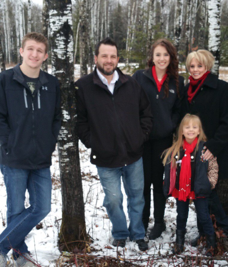 meganjsaari's tweet photo. My family- they are my everything. https://t.co/oiLuMfy7ce