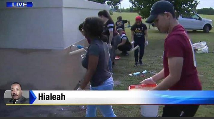 High School volunteers get to work in #Hialeah bit.ly/2jkjtg4 https://t.co/LQN8VWlZSp