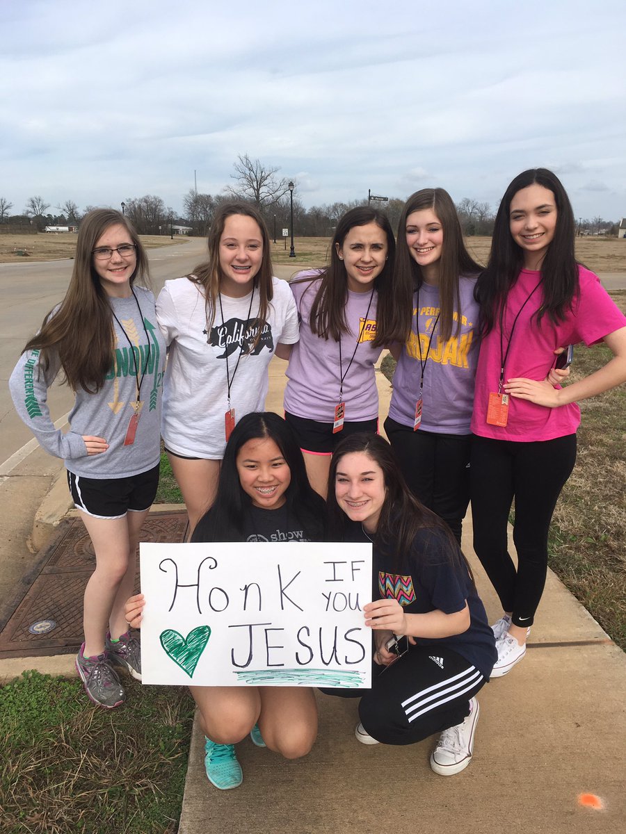 EmilyRW1031's tweet photo. HONK IF YOU LOVE JESUS #makeDNOWgreatagain https://t.co/PmqaziLWmv