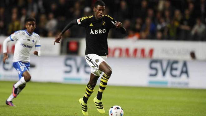 marca's tweet photo. #Exclusiva El Real Madrid ata a otra perla: Isak, 'El Ibrahimovic negro', con un futuro blanco https://t.co/Y3ZNOjOI0Q informa @jfelixdiaz https://t.co/vsvxuBBoAo