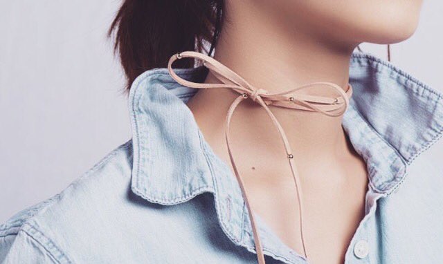 AlexMikaJewelry's tweet photo. Love a #simple #layer π Shop the #ALEXMIKA Ella Choker in #nude (& other #color ways) on https://t.co/j0BMvRgnT0 ππΌ https://t.co/VdFxhfusWp