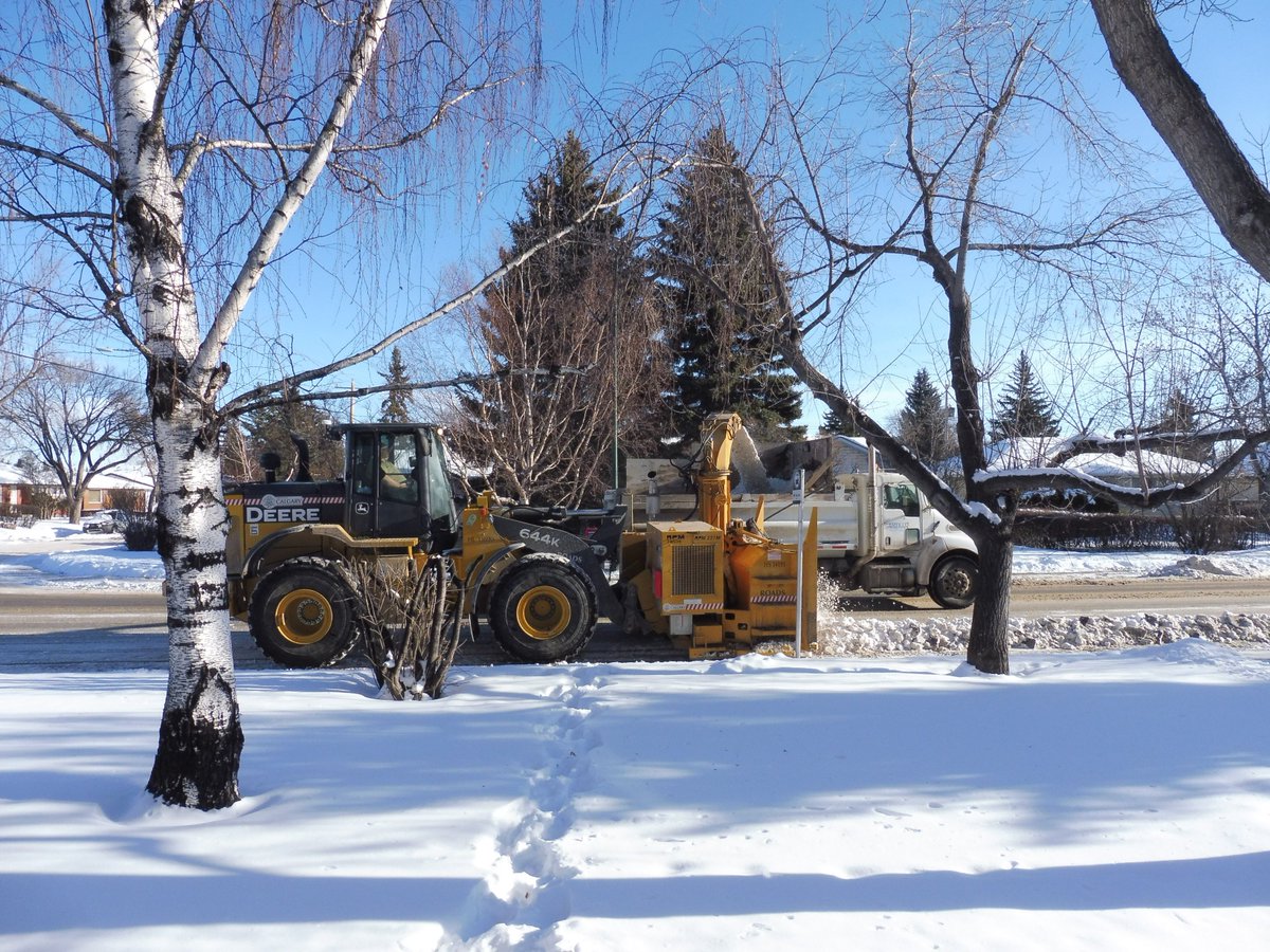 DSBW2MM's tweet image. #Snowcleanup Well done City of Calgary 
Long line of trucks to clean up snow rows