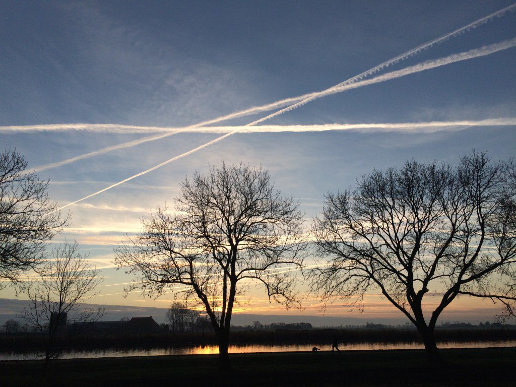 fredteunissen's tweet photo. Het grote mysterie van de chemtrails https://t.co/oTkplP4bkG https://t.co/fuvvdsNIic