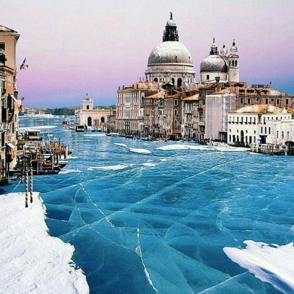 maxpolito's tweet photo. #Venezia ghiacciata per il freddo...la prima volta nella storia https://t.co/wL9cH9AVRa